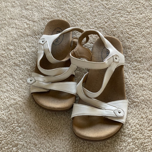 Taos Footwear White Sandals - Picture 1 of 4
